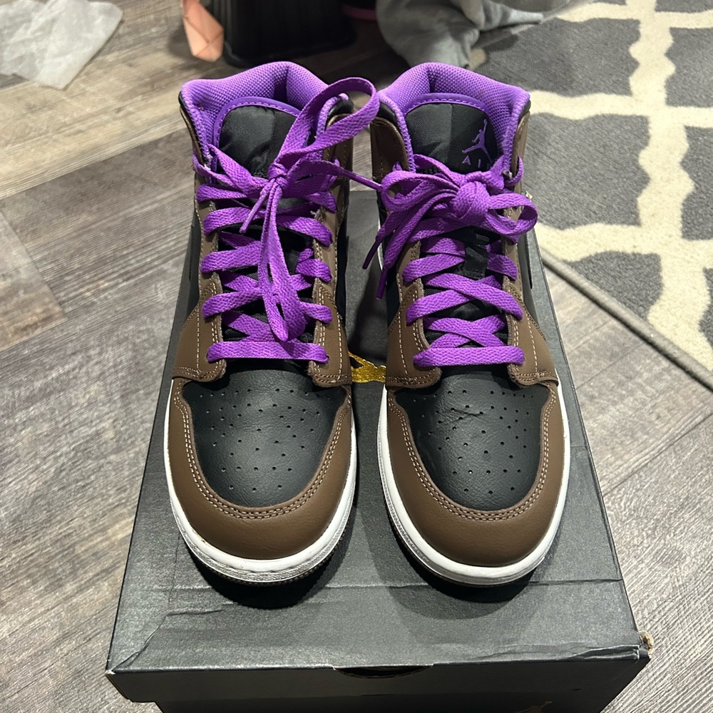 Jordan 1’s Mid GS Palomino size 7y